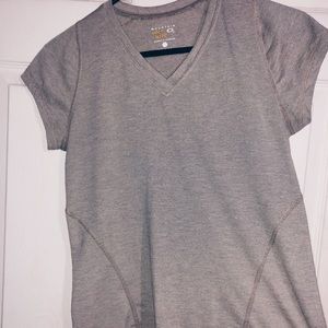 Mountain hardware t shirt